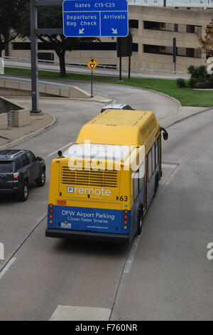 Dallas, Texas, USA. 25Th Nov, 2015. La journée a commencé lentement au Dallas-Ft. L'Aéroport International d'une valeur le jour avant l'action de grâces, le jour du déplacement le plus achalandé en Amérique. Ce bus parking distant lui n'est de retourner sur le lot à l'intention des passagers. Crédit : Brian T./Humek Alamy Live News Banque D'Images