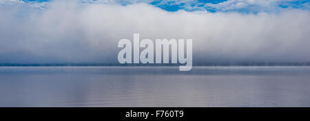 L'augmentation de brouillard au loin. Ottawa River - bleu horizontal se divisent. Environnement - l'air et l'eau se rencontrent. Banque D'Images