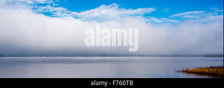 L'augmentation de brouillard au loin. Ottawa River - bleu horizontal se divisent. Environnement - l'air et l'eau se rencontrent. Banque D'Images