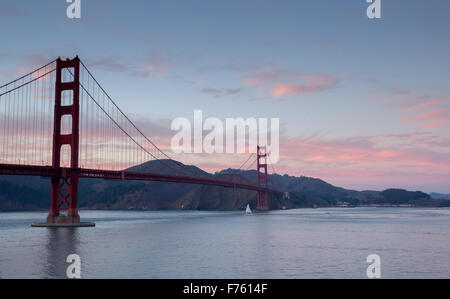 Le Golden Gate Bridge et Marin Headlands avec twilight skies tourné à partir de San Francisco, California, USA Banque D'Images