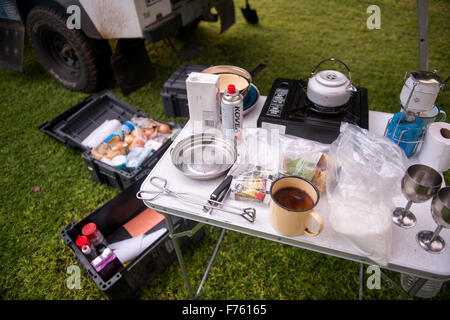 Francistown, Botswana - camping mis en place avec Land Rover Defender 110 Banque D'Images