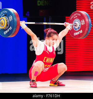 Houston, Texas, USA. 25Th Nov, 2015. Houston, Texas. Brent Clark/Alamy Vivre NewsDeng Wei de la Chine lève 113 kilos à l'arraché. Wei a gagné la classe des femmes 63 kg aux Championnats du monde d'haltérophilie à l'à Houston, Texas. Brent Clark/Alamy Live News Banque D'Images