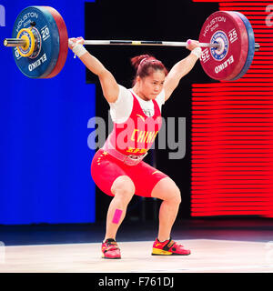 Houston, Texas, USA. 25Th Nov, 2015. Houston, Texas. Brent Clark/Alamy Vivre NewsDeng Wei de la Chine lève 113 kilos à l'arraché. Wei a gagné la classe des femmes 63 kg aux Championnats du monde d'haltérophilie à l'à Houston, Texas. Brent Clark/Alamy Live News Banque D'Images
