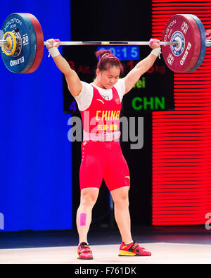 Houston, Texas, USA. 25Th Nov, 2015. Houston, Texas. Brent Clark/Alamy Vivre NewsDeng Wei de la Chine lève 113 kilos à l'arraché. Wei a gagné la classe des femmes 63 kg aux Championnats du monde d'haltérophilie à l'à Houston, Texas. Brent Clark/Alamy Live News Banque D'Images