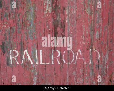 Rouge, en bois patiné, rail car avec le mot Railroad au pochoir dans les lettres blanches. Banque D'Images