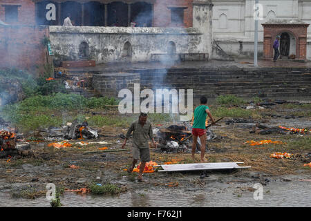Tremblement de terre, tremblement de terre Népal, tremblement de terre 2015, tremblement de terre de Gorkha, victime du tremblement de terre, Ghat crémation, pyre funéraire, Temple Pashupati, Katmandou, Népal, Asie Banque D'Images