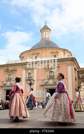 Danse traditionnelle espagnole, Plaza de la Virgen, Valencia, Espagne Banque D'Images