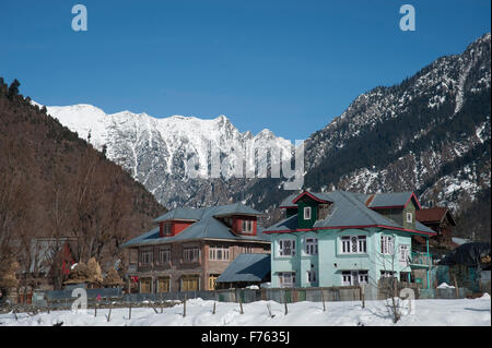 Maisons dans l'hiver à Sonmarg Cachemire Inde Asie Banque D'Images