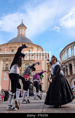 Danse traditionnelle espagnole, Plaza de la Virgen, Valencia, Espagne Banque D'Images