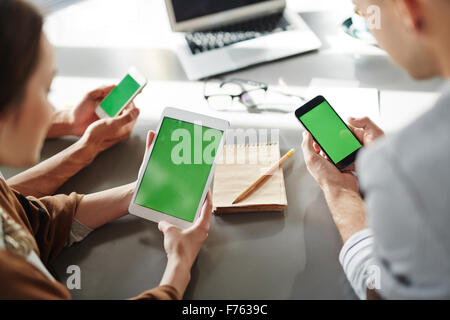 Businessman and businesswoman en utilisant le pavé tactile et les smartphones Banque D'Images