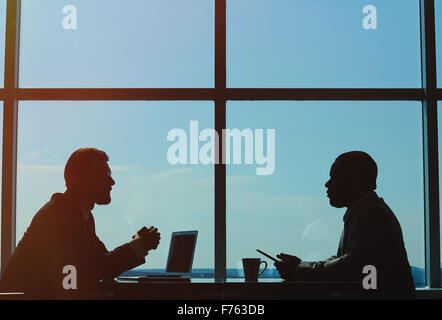 Donne un aperçu de deux hommes d'avoir rencontre Banque D'Images