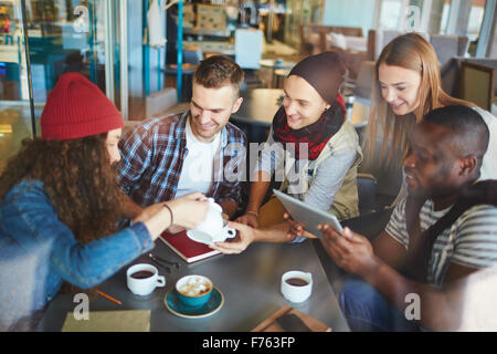 Heureux les jeunes amis se sont réunis à cafe Banque D'Images