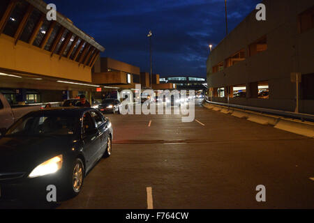 Dallas, Texas, USA. 25Th Nov, 2015. Le pick up / drop off, en face de la borne C à l'aéroport DFW obtenir plus occupé chez 6:00 p.m. Local news camion de l'affilate CBS local dans l'arrière-plan, prêt à faire rapport sur les voyages grâce à la hâte. Crédit : Brian T./Humek Alamy Live News Banque D'Images