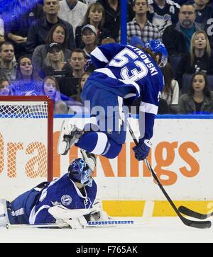 Tampa, Floride, USA. 25Th Nov, 2015. DIRK SHADD | fois .le Lightning de Tampa Bay Luc Witkowski (53) bondit à éviter le gardien Ben Bishop (30) au cours de première période l'action à l'Amalie Arena à Tampa mercredi soir (11/25/15) Credit : Dirk Shadd/Tampa Bay Times/ZUMA/Alamy Fil Live News Banque D'Images