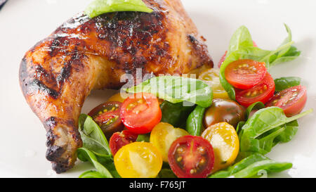 Cuisse de poulet rôti avec des légumes frais. Banque D'Images