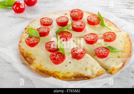 Italian Pizza Margherita sur table en bois. Banque D'Images