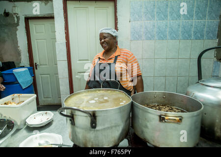 SOWETO, AFRIQUE DU SUD- Femme au Restaurant Chez Alina Banque D'Images