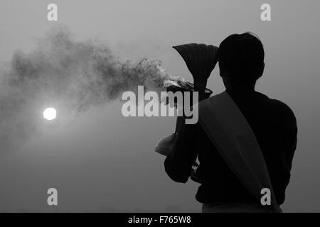 L'exécution de prêtre puja ganga Ghat, Varanasi, Uttar Pradesh, Inde, Asie Banque D'Images