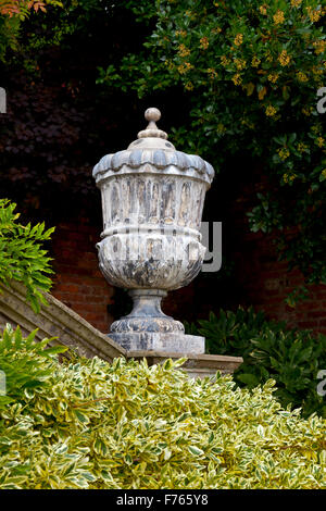 Urne de pierres ornementales dans le jardin du château de Powis près de Welshpool Powys en UK Mid Wales Banque D'Images