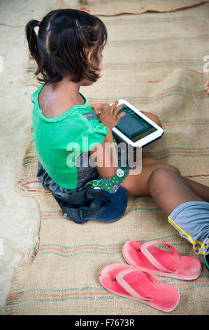 Jeune fille qui étudie sur un ordinateur tablette, Banaras, Benaras, Varanasi, Uttar Pradesh, Inde, Asie Banque D'Images