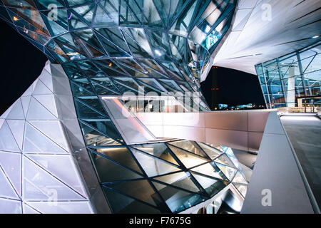 Extérieur de BMW Welt de nuit, à Munich, en Allemagne. Banque D'Images