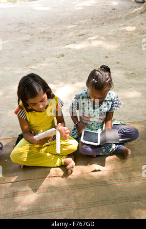 Filles étudiant sur un ordinateur tablette, Banaras, Benaras, Varanasi, Uttar Pradesh, Inde, Asie Banque D'Images