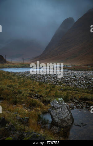 Les nuages bas et brouillard aux couleurs de l'automne dans la région de Glen Etive, Lochaber, Ecosse Banque D'Images