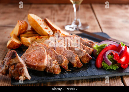 Tranches de steak de porc avec des pommes de terre sautées Banque D'Images