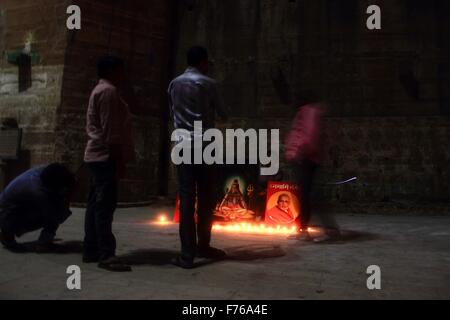 Varanasi, Inde. 25Th Nov, 2015. Dev Deepavali ('le Diwali des dieux" ou "Fête des lumières des dieux) célébrée sur la rive du Gange sur Poornima Kartik à Varanasi, Uttar Pradesh, Inde. Il tombe sur la pleine lune du mois hindou de Kartika. Credit : Shashi Sharma/Pacific Press/Alamy Live News Banque D'Images