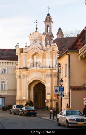 La porte menant de la rue dans la cour du monastère Basilian Banque D'Images