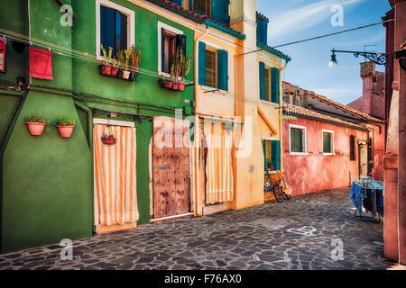 Maisons de couleur sur l'île de Burano, province de Venise Banque D'Images