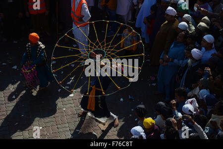 Lahore, Pakistan. 26 Nov, 2015. Les dévots sikhs indiens et pakistanais se réunir comme ils prennent part à un rituel religieux procession à un culte"Janamasthan" ancienne, dans quelques 92 km à l'ouest de Lahore au cours de la à l'occasion du 547e anniversaire de la naissance de Baba Guru Nanak Dev. Pèlerins sikhs de différentes parties du monde ont assisté à des rituels religieux au sanctuaire"Janamasthan" à l'ancienne, où le fondateur de la foi sikh est né en 1469. Credit : Rana Sajid Hussain/Pacific Press/Alamy Live News Banque D'Images