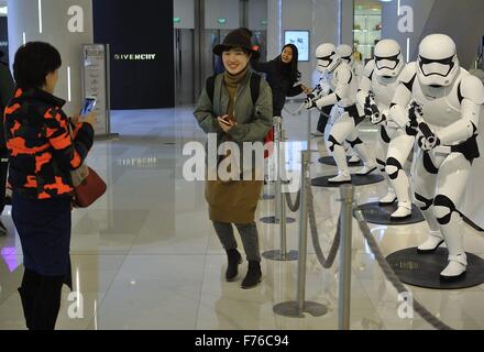 Le 26 novembre 2015 - Shanghai, République populaire de Chine - Clients en prenant des photos avec des Stormtroopers taille originale à Shanghai à la DGIBA Shopping Mall. Credit : Marcio Machado/ZUMA/Alamy Fil Live News Banque D'Images