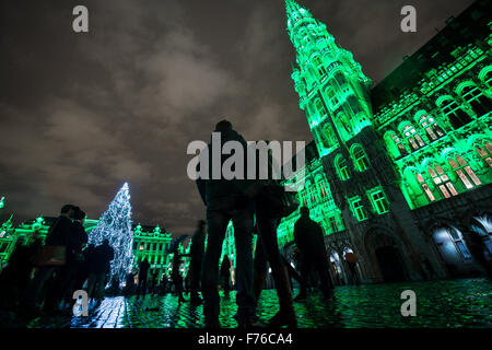 Bruxelles, Bxl, Belgique. Dec 12, 2014. Les lumières de Noël show à la Grand Place à Bruxelles, Belgique Le 12.12.2014 La Ville de Bruxelles le jeudi 26.11.2015 annoncera si oui ou non l'événement annuel des merveilles d'hiver va commencer le vendredi comme prévu. Par Wiktor Dabkowski © Wiktor Dabkowski/ZUMA/Alamy Fil Live News Banque D'Images