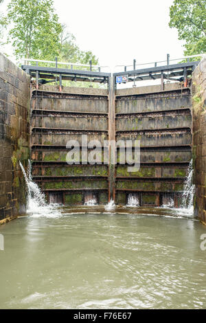 Blocage de la mer à Gota Canal en Suède. L'eau et floodgate portes. Banque D'Images