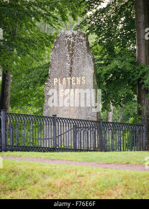 Pierre tombale de Baltzar von Platen. Suédois et constructeur de Gota Canal en Suède. Le lieu de sépulture est situé au bord du canal près de Motala. Banque D'Images