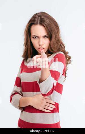 Portrait d'une jeune femme en colère face à l'appareil isolé sur fond blanc Banque D'Images