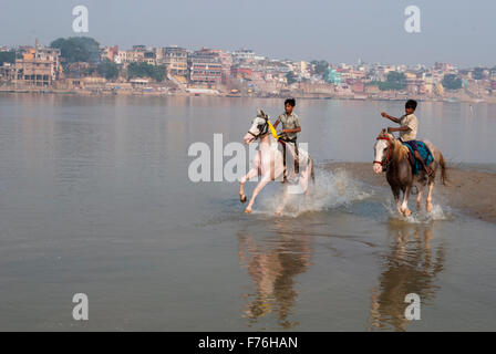 Courses de chevaux garçons gange, Varanasi, Uttar Pradesh, Inde, Asie Banque D'Images