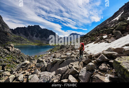 Femme sur le fond de paysage de montagne en Sibérie. Sayan de l'Est. La Russie Banque D'Images