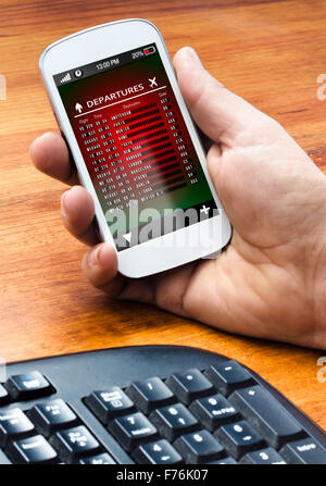 Main tenant sur smartphone avec un conseil des départs en ligne de l'écran (qui affiche l'heure à laquelle les avions laisser) Banque D'Images