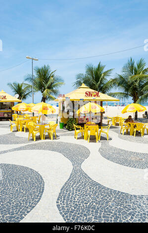 RIO DE JANEIRO, Brésil - 20 octobre 2015 : kiosque sur la plage avec des palmiers le long de la promenade de la plage de Copacabana. Banque D'Images