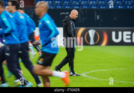 Entraîneur Temur Kezbaia (R) du FC APOEL NICOSIE marche à travers le terrain pendant la finale FC APOEL NICOSIE session de formation dans la Veltins Arena de Gelsenkirchen, Allemagne, 25 novembre 2015. FC Shalke 04 et FC APOEL NICOSIE se réunira pour une phase de groupes de l'UEFA Europa League match le 26 novembre 2015. Photo : GUIDO KIRCHNER/dpa Banque D'Images