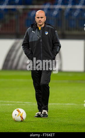 Entraîneur Temur de Kezbaia FC APOEL NICOSIE marche à travers le terrain pendant la finale FC APOEL NICOSIE session de formation dans la Veltins Arena de Gelsenkirchen, Allemagne, 25 novembre 2015. FC Shalke 04 et FC APOEL NICOSIE se réunira pour une phase de groupes de l'UEFA Europa League match le 26 novembre 2015. Photo : GUIDO KIRCHNER/dpa Banque D'Images