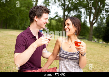 Jeune couple de prendre un verre ensemble dans le parc Banque D'Images