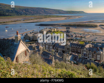 Vue sur la ville et le port de Barmouth et de l'estuaire notamment Fairbourne village, côte et la baie de Cardigan, Banque D'Images