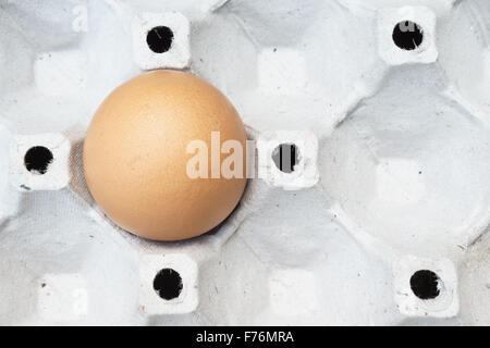 Des oeufs de poulet frais sur l'emballage, vue du dessus Banque D'Images