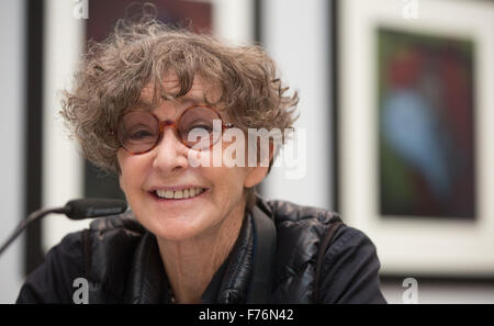 Hambourg, Allemagne. 26 Nov, 2015. Photographe française Sarah Moon donne une conférence de presse à son exposition dans les Deichtorhallen Arts Centre à Hambourg, Allemagne, 26 novembre 2015. Avec plus de 350 pièces, 'Sarah Moon - maintenant et puis' est la première rétrospective complète du photographe, qui peut être vu à partir de 27 novembre 2015 jusqu'au 21 février 2016. Photo : AXEL HEIMKEN/dpa/Alamy Live News Banque D'Images