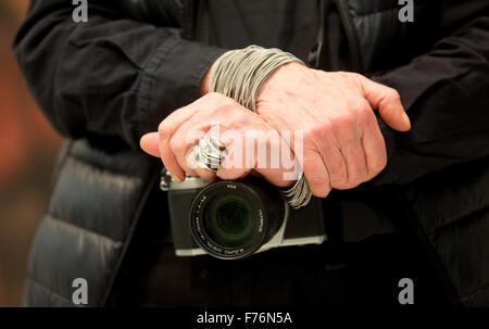 Hambourg, Allemagne. 26 Nov, 2015. Photographe française Sarah Moon met ses mains sur son appareil photo alors qu'elle pose dans son exposition dans le centre des arts Deichtorhallen de Hambourg, Allemagne, 26 novembre 2015. Avec plus de 350 pièces, 'Sarah Moon - maintenant et puis' est la première rétrospective complète du photographe, qui peut être vu à partir de 27 novembre 2015 jusqu'au 21 février 2016. Photo : AXEL HEIMKEN/dpa/Alamy Live News Banque D'Images