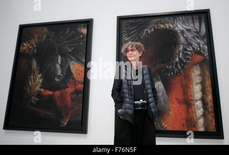 Hambourg, Allemagne. 26 Nov, 2015. Photographe française Sarah Moon se distingue avec un appareil photo autour du cou en face d'images à son exposition dans les Deichtorhallen Arts Centre à Hambourg, Allemagne, 26 novembre 2015. Avec plus de 350 pièces, 'Sarah Moon - maintenant et puis' est la première rétrospective complète du photographe, qui peut être vu à partir de 27 novembre 2015 jusqu'au 21 février 2016. Photo : AXEL HEIMKEN/dpa/Alamy Live News Banque D'Images