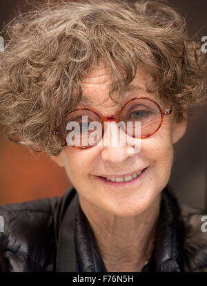 Hambourg, Allemagne. 26 Nov, 2015. Photographe française Sarah Moon pose dans les Deichtorhallen Arts Centre à Hambourg, Allemagne, 26 novembre 2015. Avec plus de 350 pièces, 'Sarah Moon - maintenant et puis' est la première rétrospective complète du photographe, qui peut être vu à partir de 27 novembre 2015 jusqu'au 21 février 2016. Photo : AXEL HEIMKEN/dpa/Alamy Live News Banque D'Images